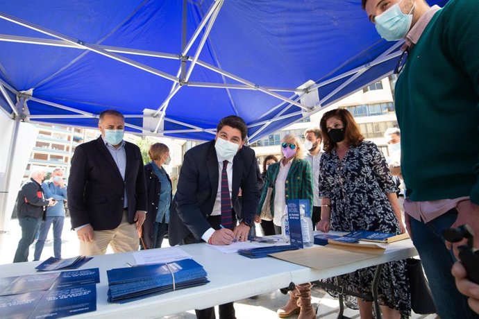 El Presidentre López Miras Visita Y Firma En La Carpa Para La Recogida De Firmas Que Promueve Su Partido Para La Defensa Del Trasvase Tajo - Segura Junto Al Consejero De Agricultura Antonio Luengo Y Concejales Del Ayuntamiento, Ahora En La Oposicion.