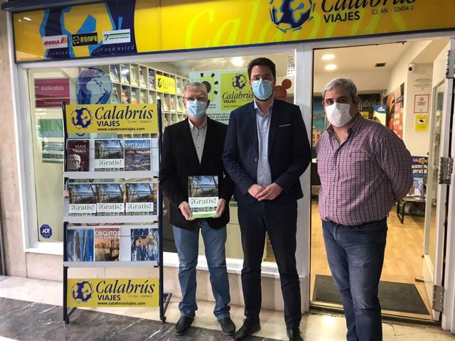 Lozano (c), junto a responsables de agencias de viaje.