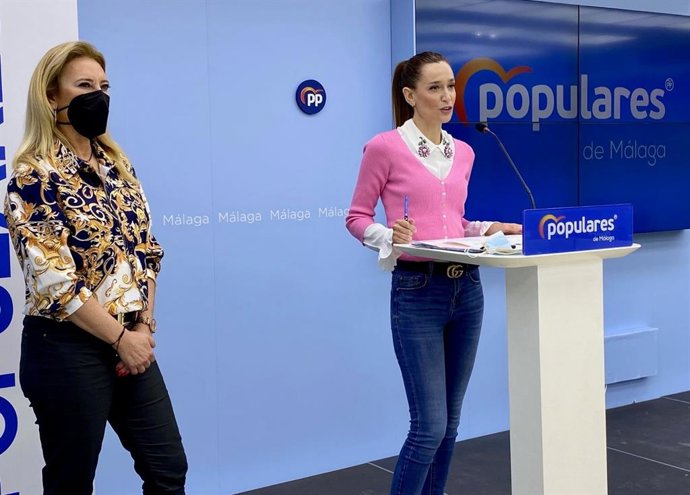 La portavoz municipal del PP, Elisa Pérez de Siles y la diputada del PP Carolina España en rueda de prensa