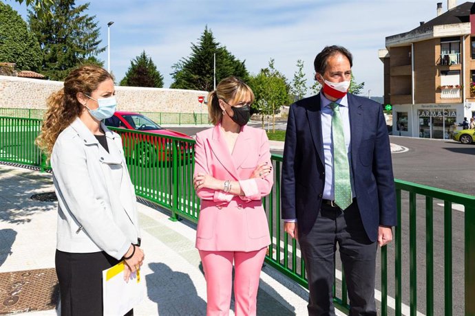Quiñones, Samperio y Gochicoa en la inauguración de la rotonda de Renedo