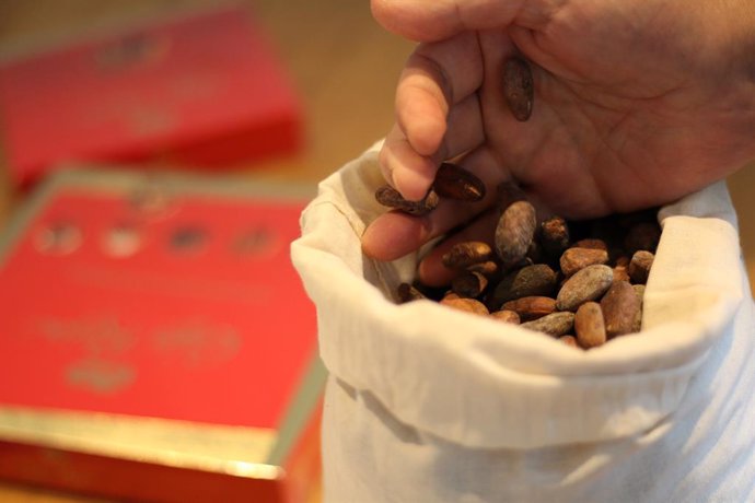 Agro.- Nestlé reducirá 2.500 toneladas de emisiones contaminantes usando cascarilla de cacao