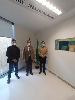 El presidente del IPBS de la Diputación de Córdoba, Francisco Ángel Sánchez (izda.), visita la Fundación Cordobesa de Tutela.