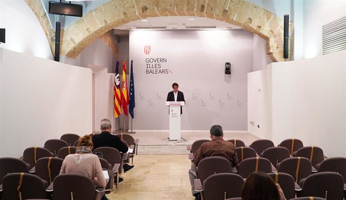 El portavoz del Govern y conseller de Modelo Económico, Turismo y Trabajo, Iago Negueruela, en una rueda de prensa.