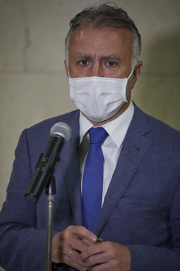Archivo - El presidente de Canarias, Ángel Víctor Torres, ofrece declaraciones a los medios