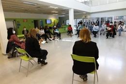 La alcaldesa de L'Hospitalet de Llobregat, Núria Marín, se reúne con autónomos de la ciudad para presentarles el programa de ayudas.