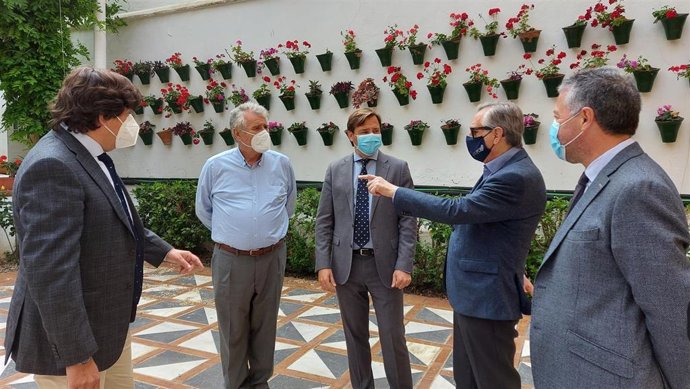 El delegado del Gobierno de la Junta de Andalucía en Córdoba, Antonio Repullo (centro), junto a los presidentes de la Plaza de Toros de Los Califas.