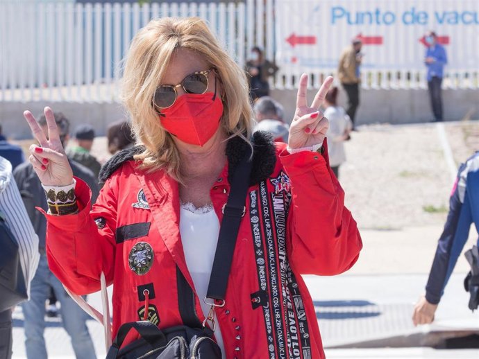 Lydia Lozano, radiante tras recibir la vacuna contra el Covid