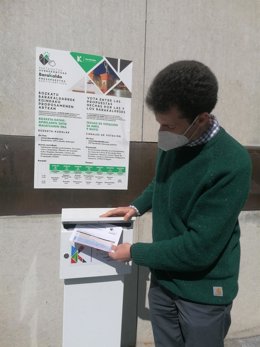 El concejal de Barakaldo Gorka Zubiaurre junto a un buzón para participar en los 'presupuestos participativos'.