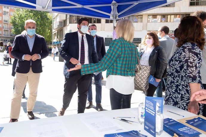 El presidentre López Miras visita y firma en la carpa para la recogida de firmas que promueve su partido para la defensa del trasvase Tajo - Segura
