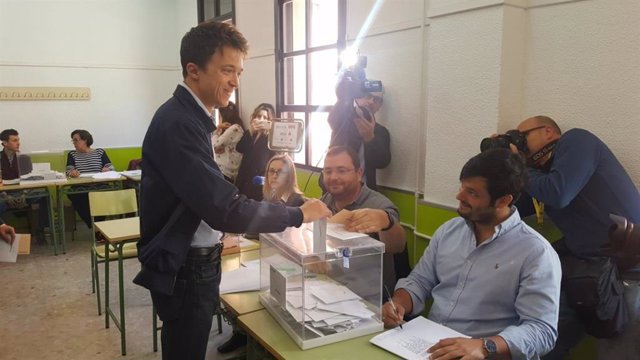 Archivo - Iñigo Errejon votando en su colegio electral