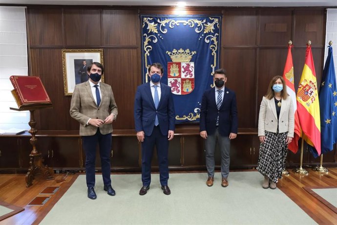 De izda a dcha, Juan Carlos Suárez-Quiñones, consejero de Fomento y de Agricultura; Alfonso Fernández Mañueco, presidente de la Junta de Castilla y León; Pedro Ruiz Aragoneses, presidente de Vitartis; y Cristina Ramírez de Lara, directora de Vitartis.