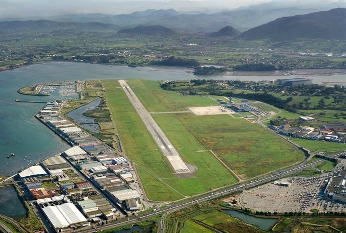 Archivo - Vista aérea del aeropuerto