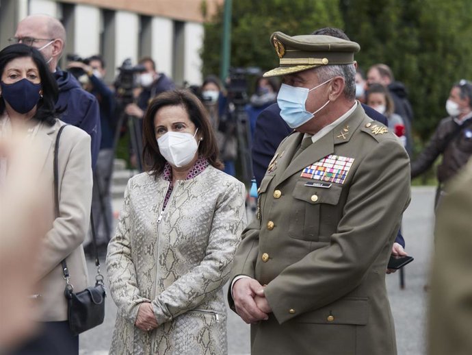 La ministra de Defensa, Margarita Robles, y el Jefe de Estado Mayor del Ejército de Tierra, Francisco Javier Varela