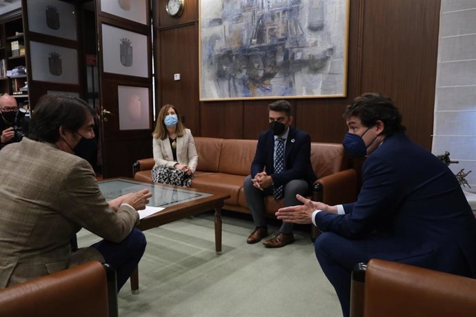 Fernández Mañueco, en primer plano a la derecha, durante la reunión con responsables de Vitartis.