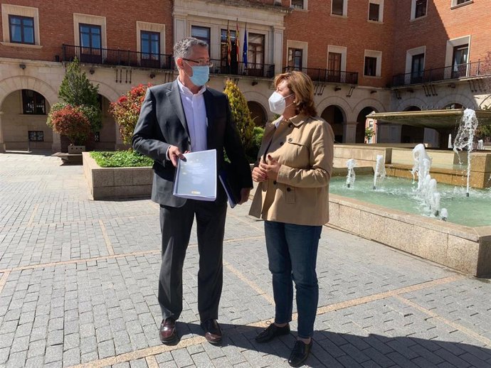 Los senadores del PP, Manuel Blasco y Carmen Pobo