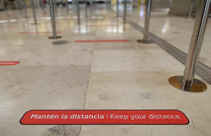 Archivo - Cartel de aviso de seguridad en el Aeropuerto Adolfo Suárez Madrid-Barajas