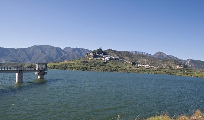 Pantano de Zahara de la Sierra, perteneciente a la cuenca Guadalete-Barbate.