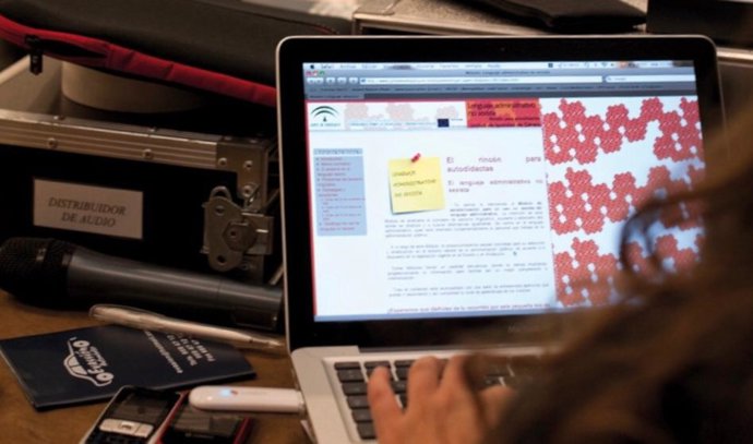 Una trabajadora ante un ordenador