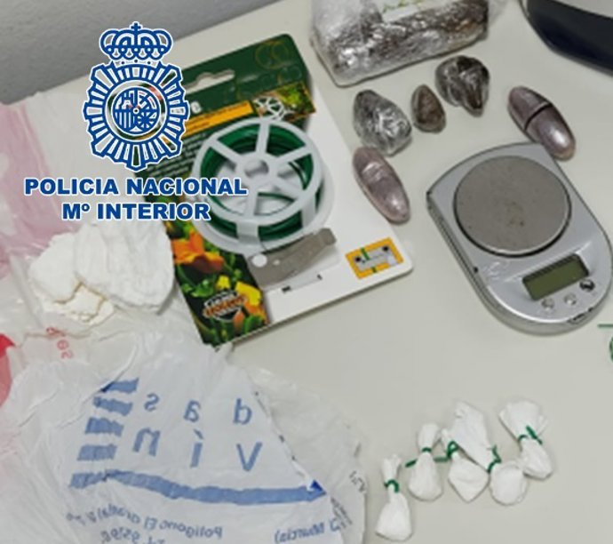 Droga y otros efectos intervenidos por la Policía Nacional.
