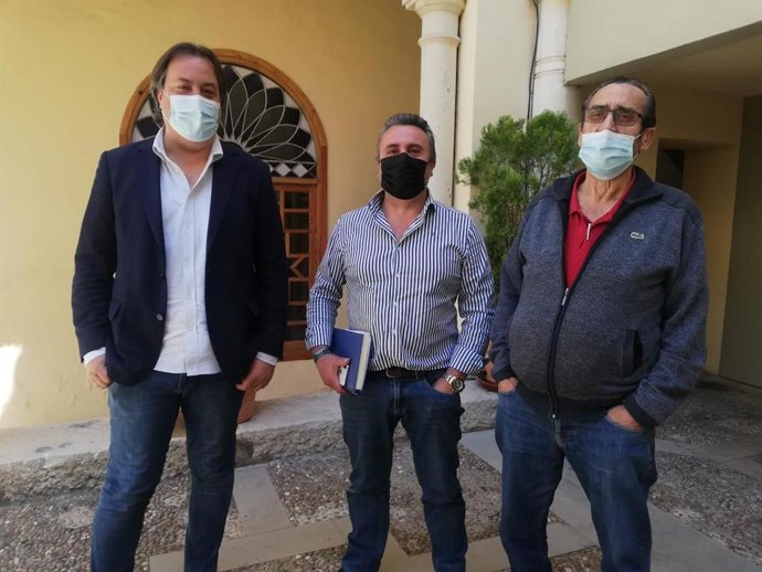 Higueras con los representantes de los feriantes