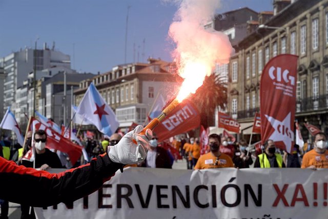 Archivo - Decenas de personas con banderas de sindicatos y humo durante una manifestación convocada por varios sindicatos"en defensa del empleo, por un futuro industrial, contra la represión sindical en Alu Ibérica".