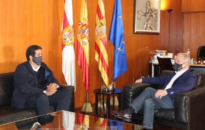 El presidente de la DPH, Miguel Gracia, y el delegado del Frente Polisario para España, Abdulah Arabi, durante el encuentro