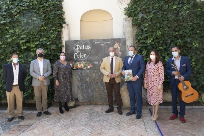 El president de la Diputación de Córdoba, Antonio Ruiz (centro), en la presentación de 'Patios con Color'.