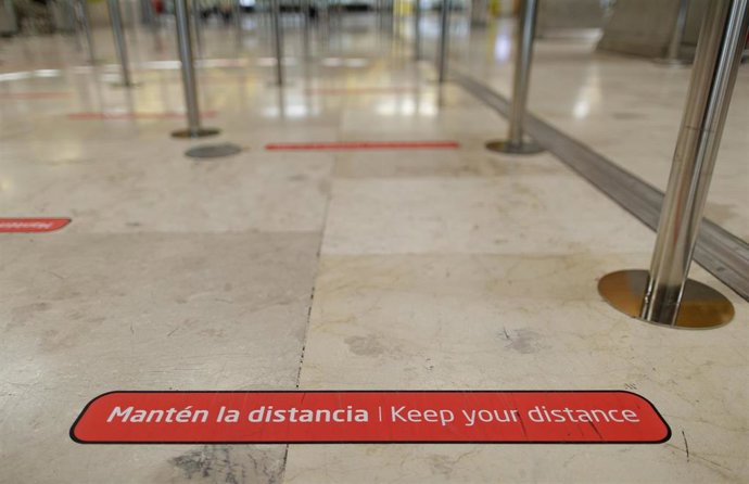 Archivo - Cartel de aviso de seguridad para preservar la distancia pegado en el suelo de la Terminal T4 del Aeropuerto Adolfo Suárez Madrid-Barajas, que junto con el Josep Tarradellas Barcelona-El Prat, Palma de Mallorca y Gran Canaria participará en la