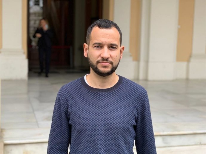 Archivo - Daniel González Rojas, portavoz adjunto de Adelante, a las puertas del Ayuntamiento