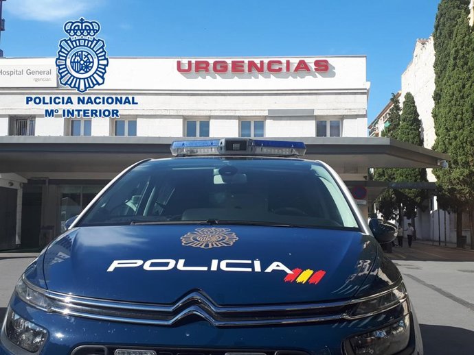 Vehículo policial junto al hospital