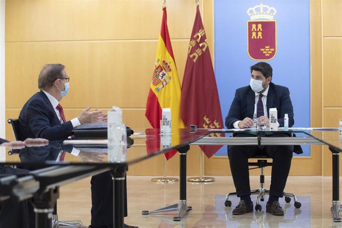 El jefe del Ejecutivo regional, Fernando López Miras, reunido con el presidente de Ferrmed, Joan Amorós