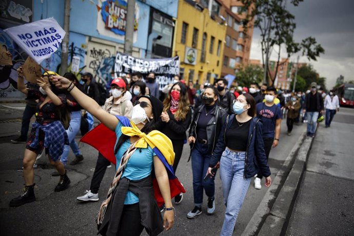 03 May 2021, Colombia, Bogota: Colombians take part in a march to demand more reforms in other sectors. Although the Colombian government withdrew a controversial tax reform after days of protests, organizations have called for more protests. Photo: Ser