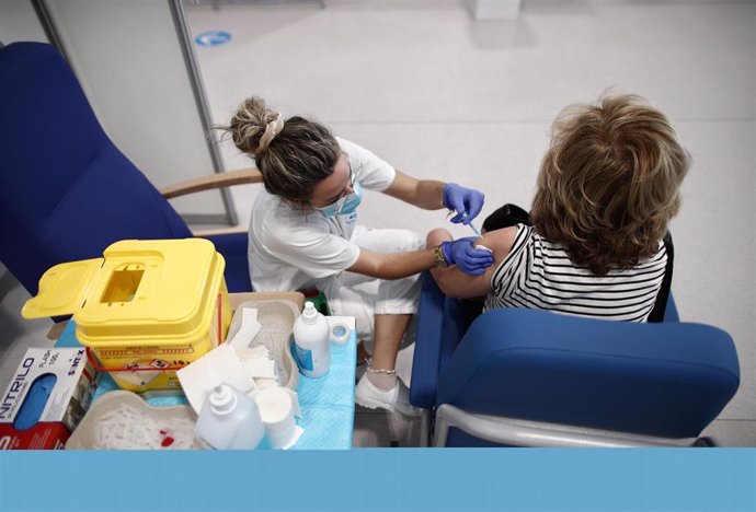 Una mujer es vacunada con la vacuna de AstraZeneca contra el Covid-19 en el Hospital de Emergencias Enfermera Isabel Zendal