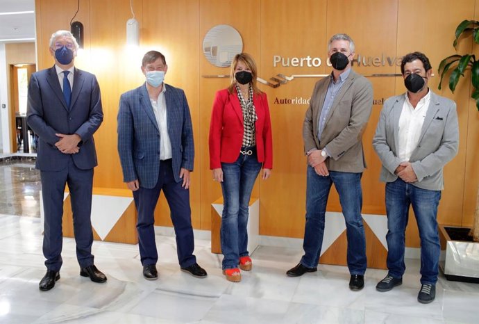 La presidenta de la Autoridad Portuaria de Huelva, Pilar Miranda, con representantes de la adjudicataria del concurso de la Marina del Muelle de Levante.