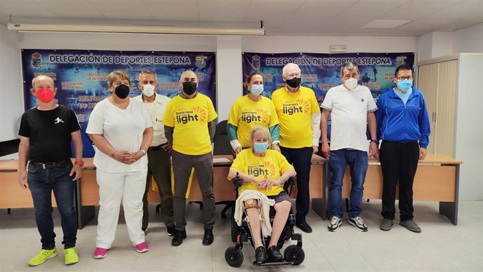 Estepona se suma a la marcha solidaria 'Darkness into Light' para ayudar a personas en riesgo de suicidio. Se celebra este sábado 8 de mayo.