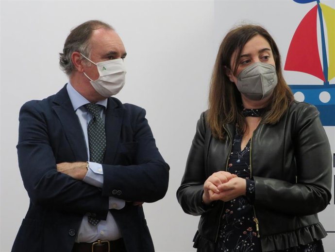 La asesora de programas del IAJ en Huelva, Marina Gómez, junto al delegado de Empleo, Antonio Augustín.