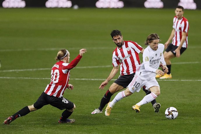 Archivo - 15 January 2021, Spain, Malaga: Real Madrid's Luka Modric (R) and Athletic Club's Raul Garcia battle for the ball during the Spanish Super Cup semifinal soccer match between Real Madrid and Athletic Club de Bilbao at La Rosaleda Stadium. Photo