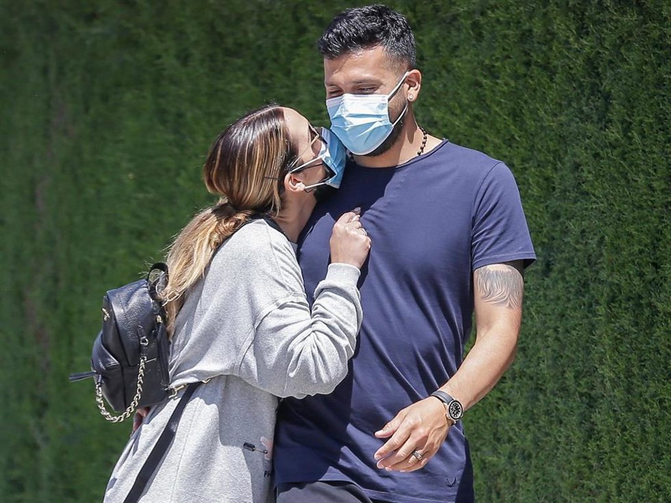 Tamara Gorro y su marido Ezequiel Garay por la calle