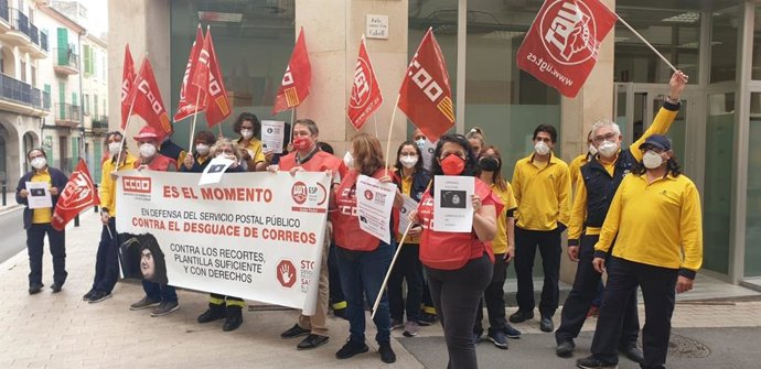 Protesta de trabajadores de Correos en Manacor.