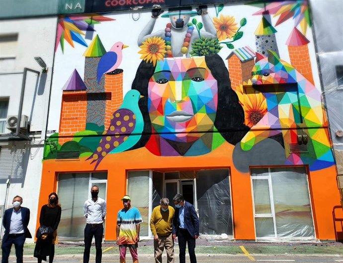 Obra realizada por el artista Okuda en la fachada de Coorcopar en Torrelavega