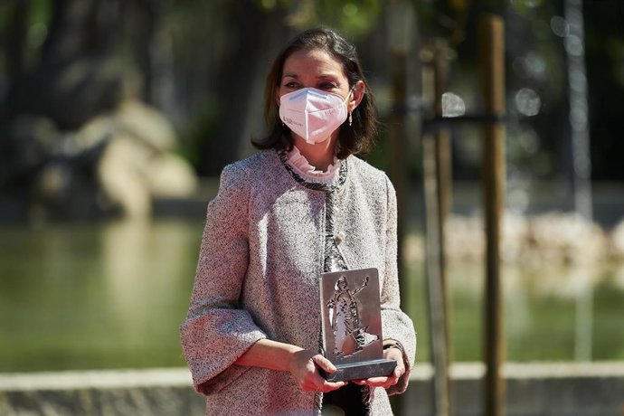 La ministra de Industria, Comercio y Turismo, Reyes Maroto, durante un homenaje a los héroes del Dos de Mayo, a 2 de mayo de 2021, en Móstoles, Madrid (España)