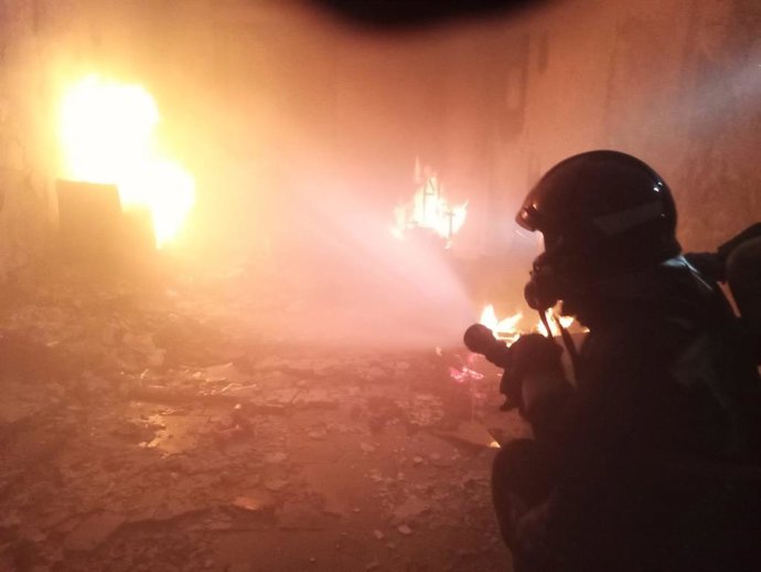 Bomberos de Almería sofocan un incendio en una vivienda