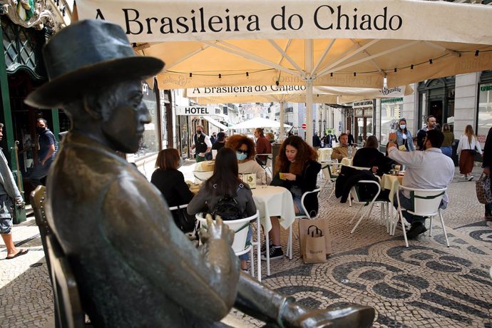 Escultura del escritor portugués Fernando Pessoa en el centro de Lisboa.