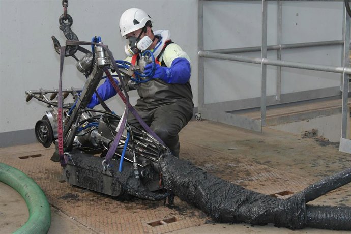 Prueba piloto del robot automatizado incorporado por Aguas de Cádiz para facilitar el trabajo de los operarios.