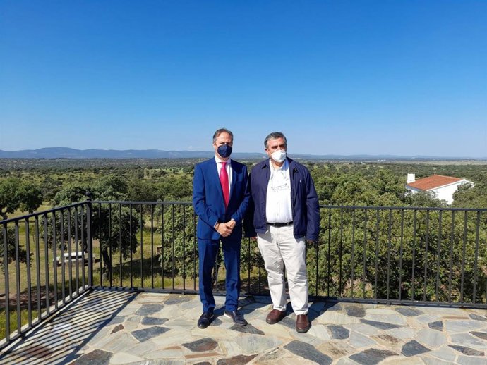 El delegado territorial de Turismo de la Junta de Andalucía en Córdoba, Ángel Pimentel (izd.), en su visita a Añora.
