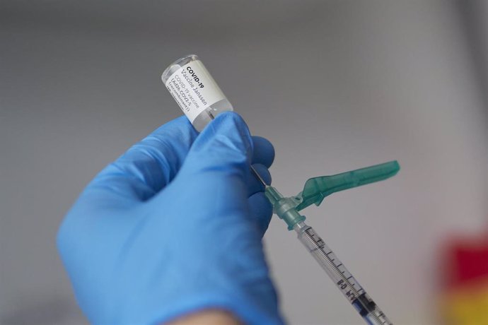 Una profesional sanitaria sostiene un vial con la vacuna de Janssen contra el covid-19 