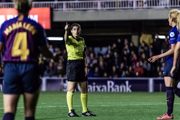 Archivo - Riem Hussein dirigiendo el duelo entre el FC Barcelona y el LSK Kvinner FK de la Liga de Campeones femenina 2018-2019