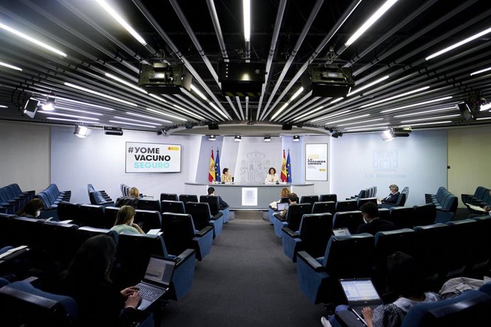 La vicepresidenta primera, Carmen Calvo (i), y la ministra portavoz, María Jesús Montero (d) comparecen en rueda de prensa posterior al Consejo de Ministros en Moncloa, a 4 de mayo de 2021, en Madrid (España). 