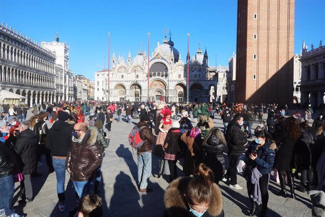 Turistas y residentes en la Plaza San Marcos de Venecia