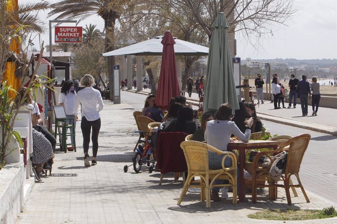 Varias personas en la terraza de un bar, a 11 de abril de 2021, en Mallorca, Islas Baleares (España).